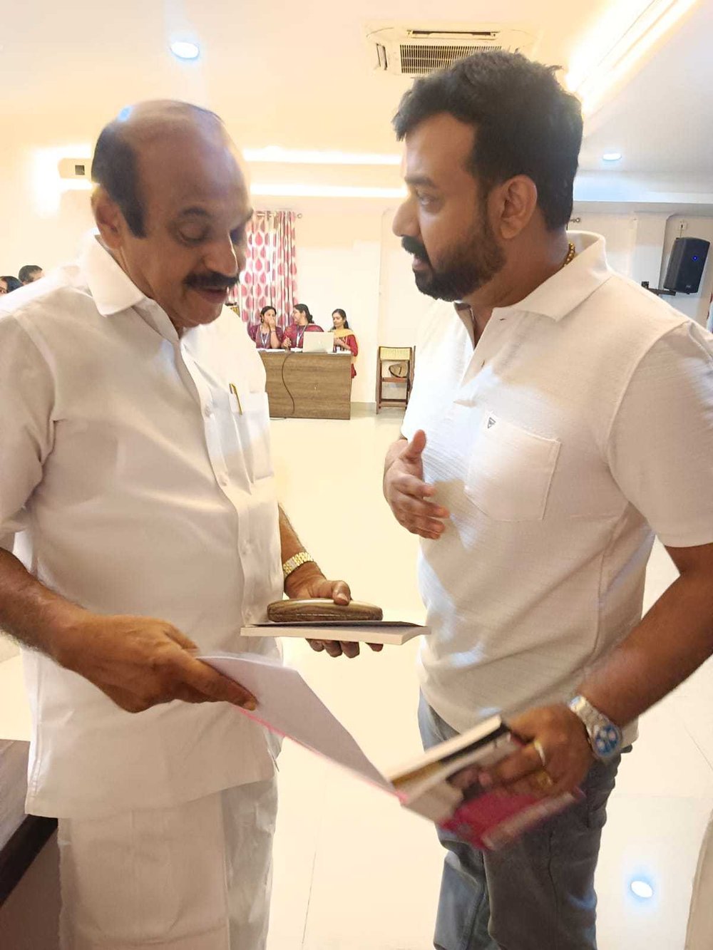 'പ്രണയസൂത്രം' ഒരു പ്രതി കൈമാറുന്നു